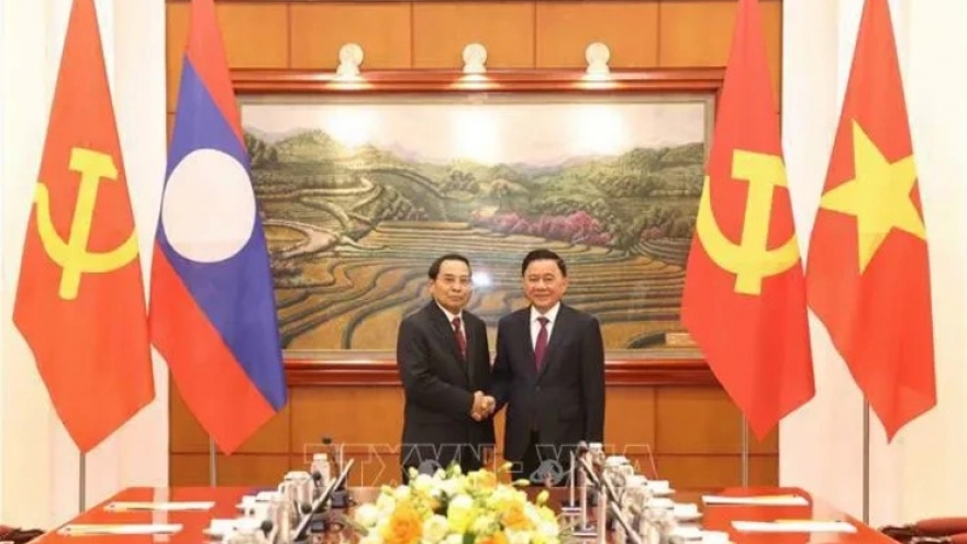 Senior Party officials of Vietnam, Laos hold talks